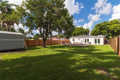 Casa en venta en Miami Springs, Florida, 3 dormitorios, 91.14 m2 № 1892052 - foto 2