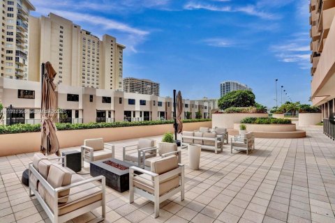 Apartment in Miami, Florida 2 bedrooms, 181.16 sq.m. № 1995737 - photo 25