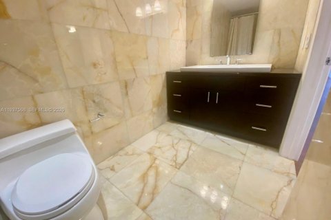 Apartment in Miami, Florida 2 bedrooms, 181.16 sq.m. № 1995737 - photo 18
