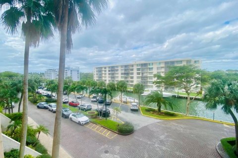 Apartment in Miami, Florida 2 bedrooms, 181.16 sq.m. № 1995737