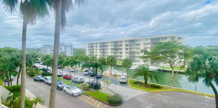 Apartment in Miami, Florida 2 bedrooms, 181.16 sq.m. № 1995737