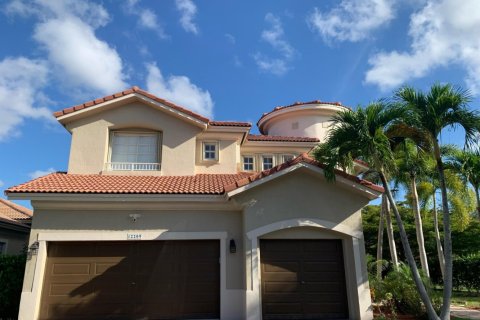 House in Coral Springs, Florida 4 bedrooms, 274.43 sq.m. № 1231375 - photo 1