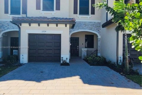 Adosado en alquiler en Miami, Florida, 3 dormitorios, 133.87 m2 № 1958591 - foto 1