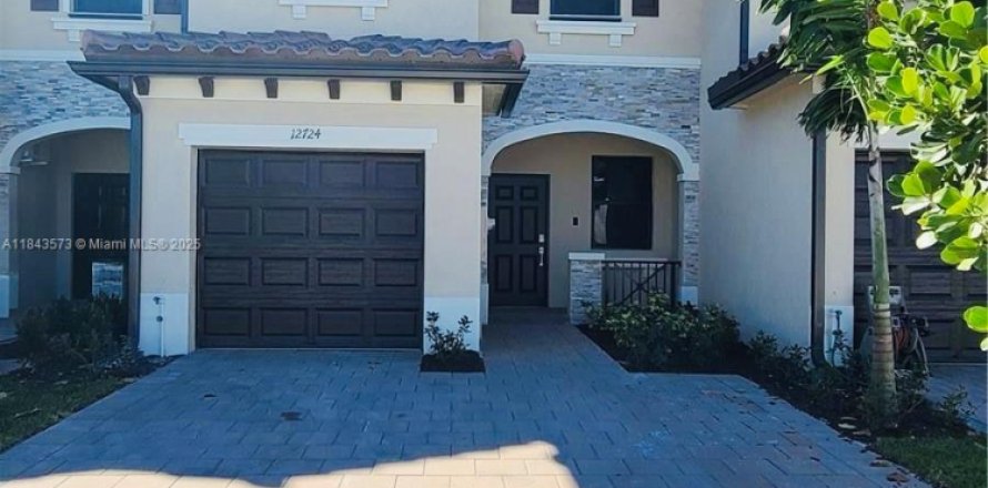 Adosado en Miami, Florida 3 dormitorios, 133.87 m2 № 1958591