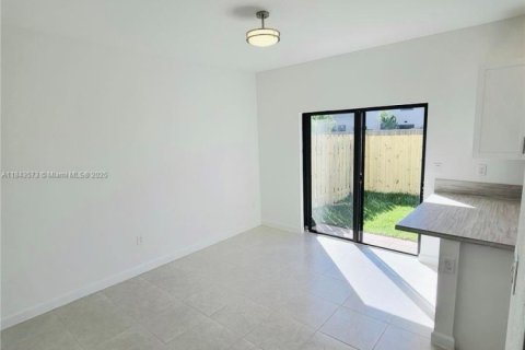 Adosado en alquiler en Miami, Florida, 3 dormitorios, 133.87 m2 № 1958591 - foto 4