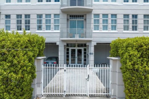 Снять в аренду кондоминиум в Майами, Флорида 1 спальня, 76.83м2, № 1947998 - фото 3