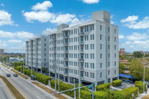 Снять в аренду кондоминиум в Майами, Флорида 1 спальня, 76.83м2, № 1947998 - фото 1