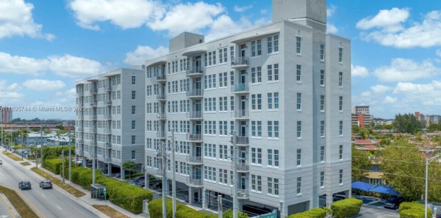 Кондоминиум с 1 спальней в Майами, Флорида № 1947998