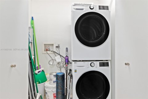 Condo in Miami, Florida, 2 bedrooms  № 2056293 - photo 25