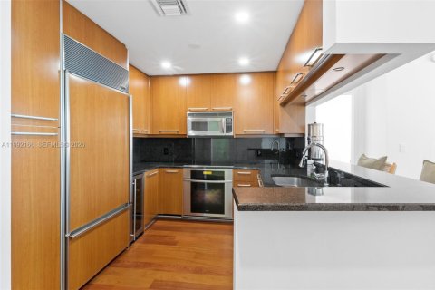 Condo in Miami, Florida, 2 bedrooms  № 2056293 - photo 12