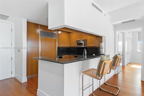 Condo in Miami, Florida, 2 bedrooms  № 2056293 - photo 11