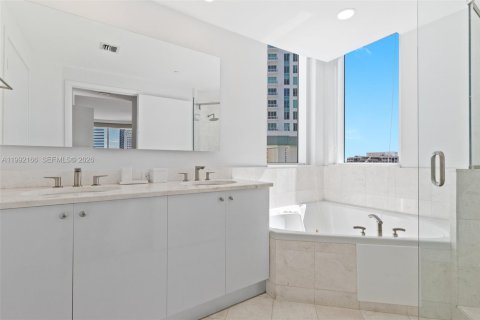 Condo in Miami, Florida, 2 bedrooms  № 2056293 - photo 20