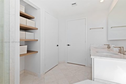 Condo in Miami, Florida, 2 bedrooms  № 2056293 - photo 21