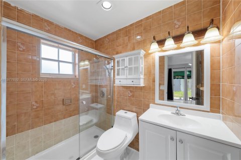 House in Miami, Florida 10 bedrooms, 283.35 sq.m. № 2044267 - photo 26