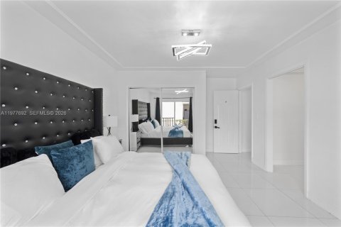 House in Miami, Florida 10 bedrooms, 283.35 sq.m. № 2044267 - photo 23