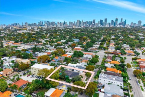 House in Miami, Florida 10 bedrooms, 283.35 sq.m. № 2044267