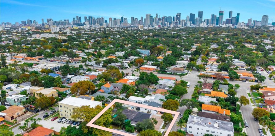 House in Miami, Florida 10 bedrooms, 283.35 sq.m. № 2044267