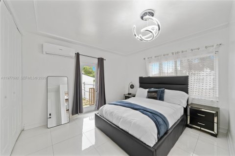 House in Miami, Florida 10 bedrooms, 283.35 sq.m. № 2044267 - photo 20