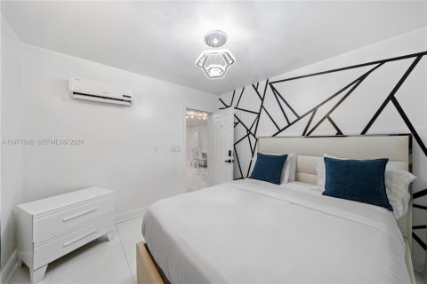 House in Miami, Florida 10 bedrooms, 283.35 sq.m. № 2044267 - photo 13