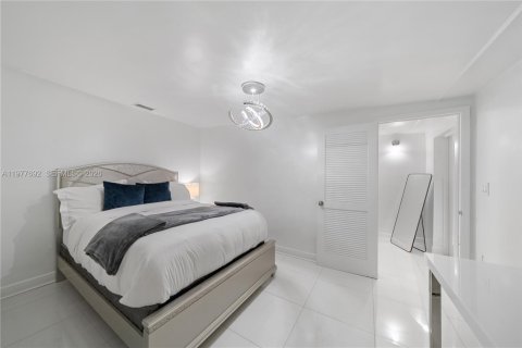 House in Miami, Florida 10 bedrooms, 283.35 sq.m. № 2044267 - photo 30