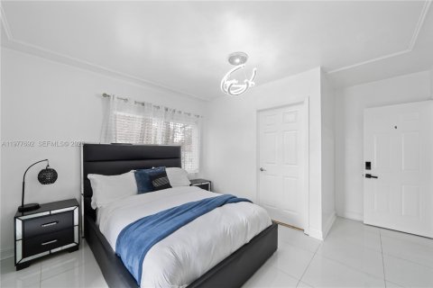 House in Miami, Florida 10 bedrooms, 283.35 sq.m. № 2044267 - photo 21