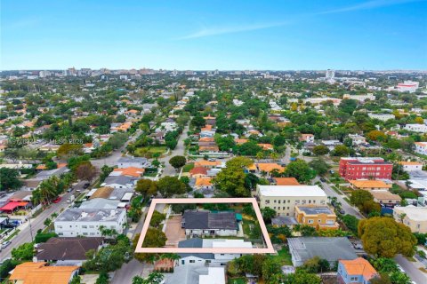 House in Miami, Florida 10 bedrooms, 283.35 sq.m. № 2044267 - photo 3