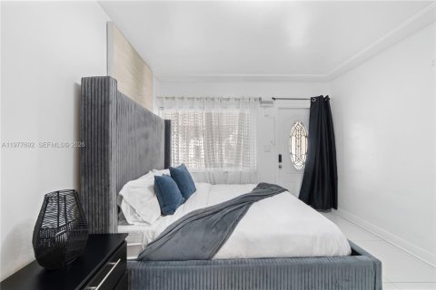 House in Miami, Florida 10 bedrooms, 283.35 sq.m. № 2044267 - photo 15