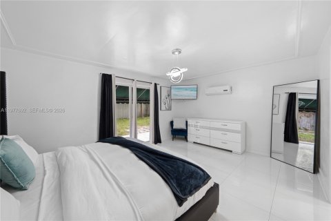 House in Miami, Florida 10 bedrooms, 283.35 sq.m. № 2044267 - photo 25