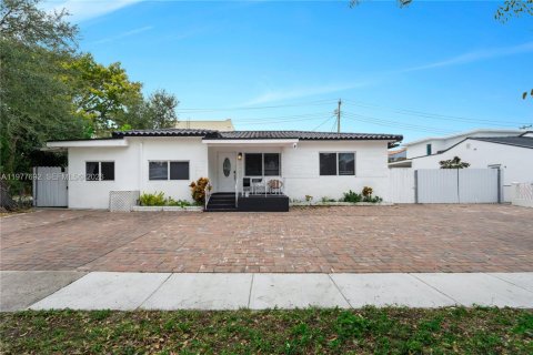 House in Miami, Florida 10 bedrooms, 283.35 sq.m. № 2044267 - photo 4