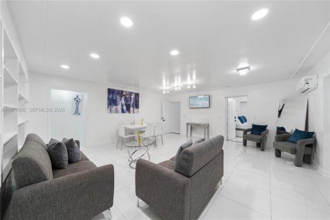 House in Miami, Florida 10 bedrooms, 283.35 sq.m. № 2044267 - photo 7