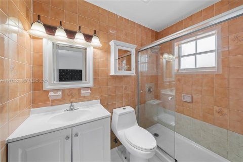 House in Miami, Florida 10 bedrooms, 283.35 sq.m. № 2044267 - photo 24