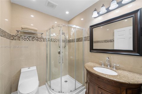 House in Miami, Florida 10 bedrooms, 283.35 sq.m. № 2044267 - photo 14