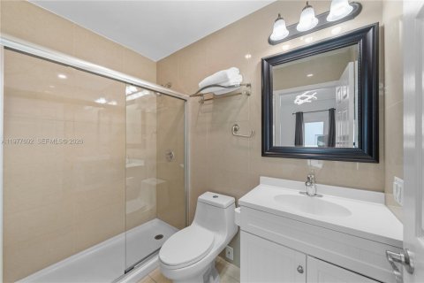 House in Miami, Florida 10 bedrooms, 283.35 sq.m. № 2044267 - photo 22