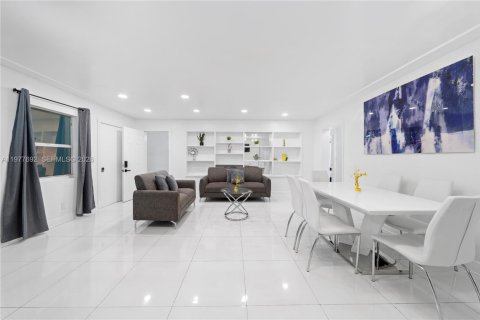 House in Miami, Florida 10 bedrooms, 283.35 sq.m. № 2044267 - photo 8