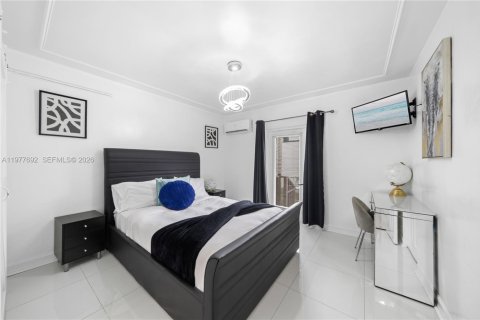 House in Miami, Florida 10 bedrooms, 283.35 sq.m. № 2044267 - photo 17