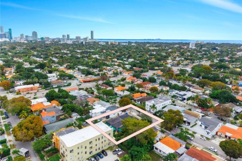 House in Miami, Florida 10 bedrooms, 283.35 sq.m. № 2044267 - photo 2