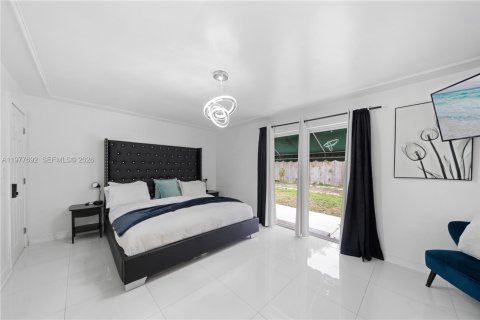 House in Miami, Florida 10 bedrooms, 283.35 sq.m. № 2044267 - photo 10