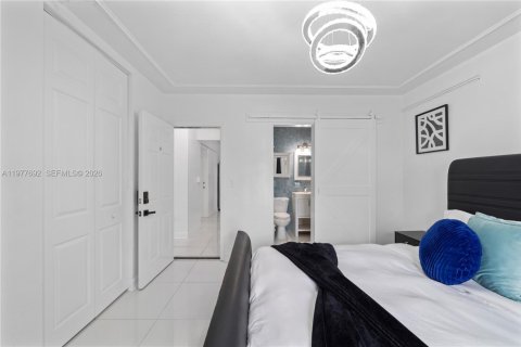 House in Miami, Florida 10 bedrooms, 283.35 sq.m. № 2044267 - photo 18