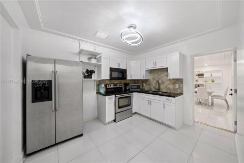 House in Miami, Florida 10 bedrooms, 283.35 sq.m. № 2044267 - photo 9