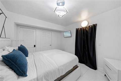 House in Miami, Florida 10 bedrooms, 283.35 sq.m. № 2044267 - photo 12