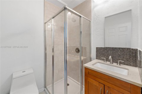 House in Miami, Florida 10 bedrooms, 283.35 sq.m. № 2044267 - photo 16