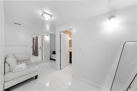 House in Miami, Florida 10 bedrooms, 283.35 sq.m. № 2044267 - photo 28