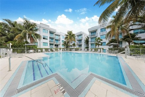 Condo in Miami Beach, Florida, 1 bedroom  № 1978729 - photo 11