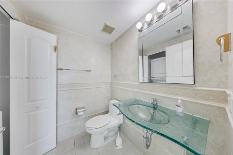 Condo in Miami Beach, Florida, 1 bedroom  № 1978729 - photo 9