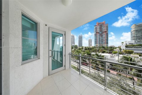 Condo in Miami Beach, Florida, 1 bedroom  № 1978729 - photo 1