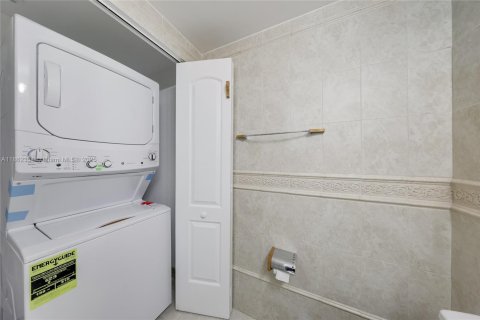 Condo in Miami Beach, Florida, 1 bedroom  № 1978729 - photo 10