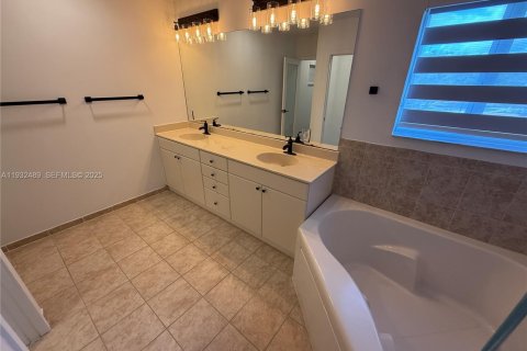 Villa ou maison à louer à Homestead, Floride: 4 chambres, 237.74 m2 № 2152447 - photo 18