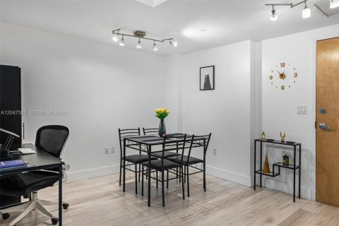 Condo in Miami, Florida, 1 bedroom  № 2186168 - photo 7