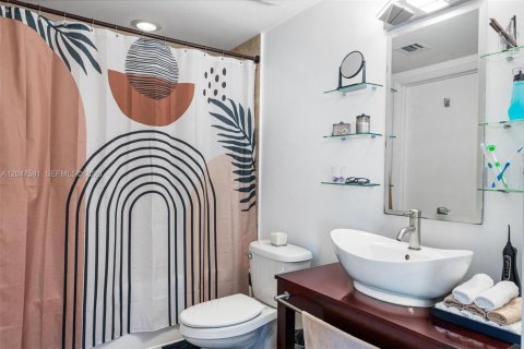 Condo in Miami, Florida, 1 bedroom  № 2186168 - photo 17