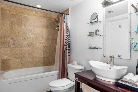 Condo in Miami, Florida, 1 bedroom  № 2186168 - photo 16